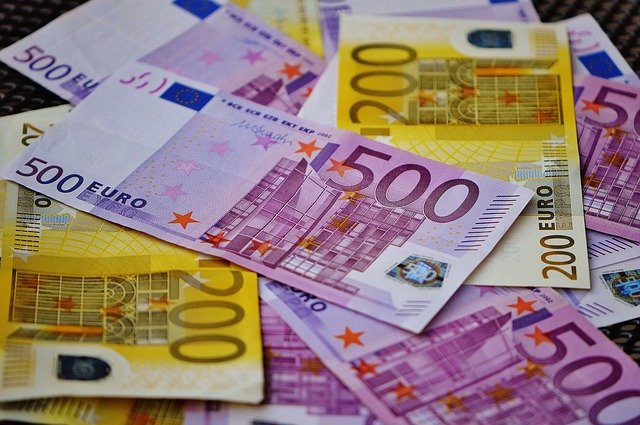 Les billets de 500 euros et 200 euros ne sont plus émis. Vers la fin de l'argent liquide ?